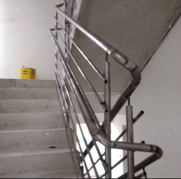 Instalação de corrimão metálico em obra