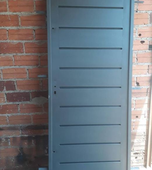 Porta metálica personalizada