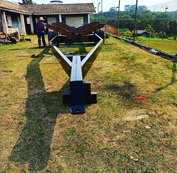 Estrutura de reboque em fabricação